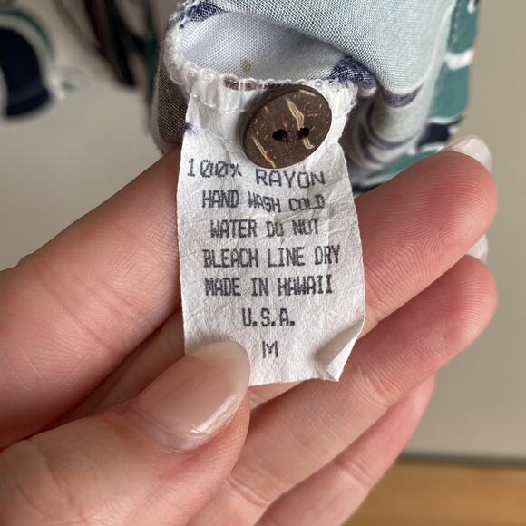 Hilo Hatties Made in Hawaii Vintage Button front Hawaiian shirt M - Picture 4 of 7